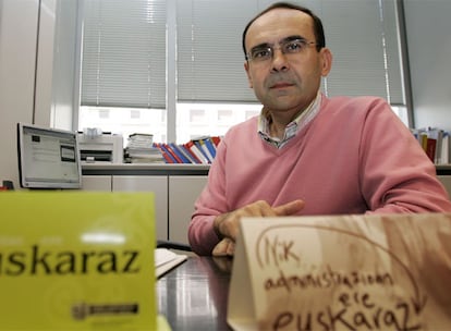 El magistrado Jaime Tapia Parreño, en su despacho en el  Palacio de Justicia de Vitoria.