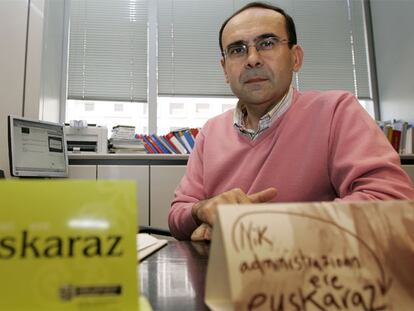 El magistrado Jaime Tapia Parreño, en su despacho en el Palacio de Justicia de Vitoria.