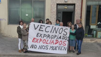 Algunos de los vecinos del bloque 318 del paseo de la Dirección.