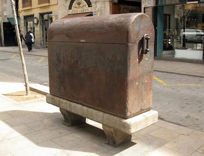 La escultura 'Born' de Plensa, instalada en el Paseo del Born en 1992.