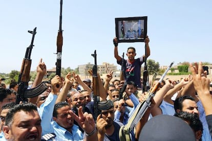 Polic&iacute;as libios esgrimen sus rifles en el funeral por el jefe de polic&iacute;a de Tr&iacute;poli, muerto a tiros en un ataque. 