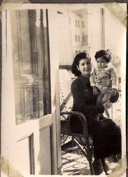 Paquita posa en 1950 con su hijo Rubí. "Mi padre se llamaba Juan, mi hermano Juan. Mi madre Francisca y yo Francisca, así que dije, se acabó. Y como no somos ni católicos, ni apostólicos, ni romanos, le pusimos a nuestro hijo Rubí".