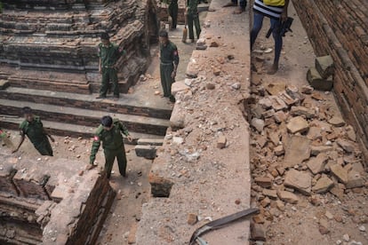 Dos niñas de 7 y 15 años murieron al hundirse un margen del río en Yenangyoung mientras que otras dos personas, un hombre y una mujer, murieron al derrumbarse una fábrica de tabaco en la localidad de Pakokku, indicaron fuentes oficiales al diario Global New Light of Myanmar. En la imagen, militares limpian los escombros de un templo dañado en Bagan.