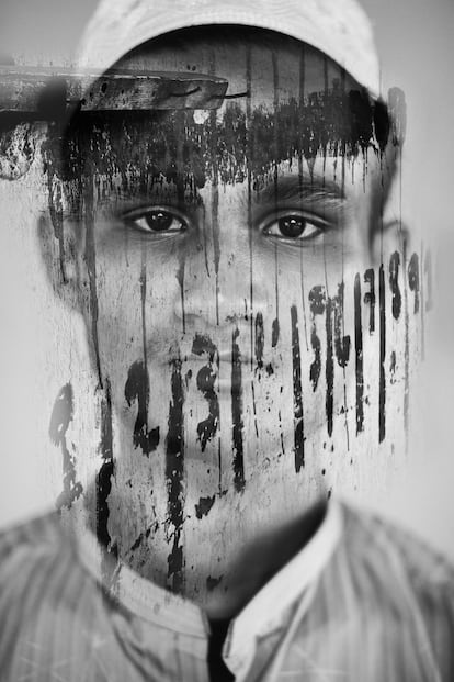 <p>Nurul Islam vive en el campo de refugiados de Kutupalong, en Bangladesh. Huyó de Birmania en 2013 después del ataque de un grupo de budistas que asaltaron la mezquita.</p>
<p>Nurul nació en el pueblo de Kyaukto. Llegó a Bangladesh en barco junto con otras 50 personas procedentes de esa localidad birmana. El viaje de dos días le costó 10.000 kyats.</p>
<p>Quiere continuar sus estudios en Bangladesh y ser profesor de ciencias. Intentó acceder a una madrasa, pero en el nuevo país le pedían el certificado de nacimiento. Entonces se fue a otra donde 80 personas aprenden birmano, inglés, árabe y urdu. Habla de los rohingyas y de su alfabeto. Su familia no quiere abandonar Birmania. "Iré a donde Alá me lleve", asegura.</p>
<p>Camboya. La Oficina S-21 (también llamada "la máquina de la muerte") era un centro de interrogatorios, torturas y exterminio creado en la sangrienta época del régimen de los Jemeres Rojos (1975-1979). En la pared de una de las celdas se ven los números de los prisioneros. De 17.000 personas, solo 14 salieron con vida. Actualmente es un museo del genocidio.</p>
<p>El régimen de los Jemeres Rojos cerró colegios, universidades, hospitales y otras instituciones. Muchos profesionales, entre ellos abogados, médicos, maestros, ingenieros y científicos fueron asesinados. Se prohibió la religión y se ejecutó a los monjes. Saber un idioma extranjero o llevar gafas era un peligro mortal.</p>