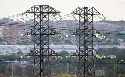 Torretas eléctricas en el Corredor del Henares, en Madrid.