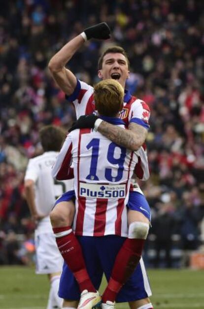Mandzukic celebra su gol con Fernando Torres