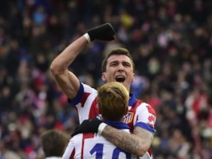 Mandzukic celebra su gol con Fernando Torres