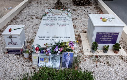 La tumba de Miguel Hernández, que aparece en uno de los relatos de 'Presentes', se encuentra a pocos metros de la de José Antonio, en el cementerio de Alicante. El primero murió en 1942, seis años después que el falangista, cuyos restos salieron de la necrópolis el 20 de noviembre de 1939.   