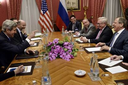 Kerry e Lavrov na mesa de negociações na Suíça.