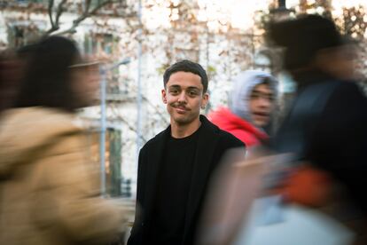 Jet Arias, estudiante del grado universitario de Estudios de Género, de la UAB, fotografiado en el centro de Barcelona.