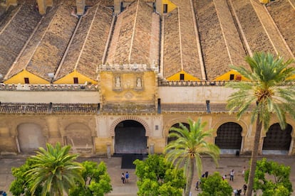 Mezquita y Catedral, el monumento más importante de Córdoba lo es también, junto con la Alhambra, para todo el islam occidental. El templo, de planta rectangular, fue compartido por cristianos y musulmanes hasta que Abderraman I lo adquirió por completo en el siglo VIII para la construcción de la mezquita. Parte de su peculiaridad reside en el laberinto de arcos cromáticos que compone su interior y el fabuloso mihrab, el nicho abierto que simboliza el lugar en el que predicaba Mahoma. Tras la reconquista cristiana, se construyó la catedral dentro del propio templo.