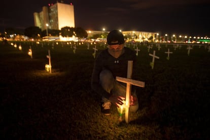 Membros de vários movimentos sociais realizam uma homenagem as mais de 400.000 vítimas de covid-19 no Brasil.