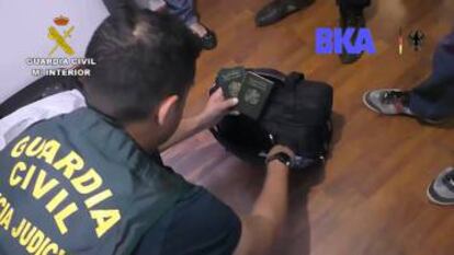Un guardia civil revisa la documentación incautada en la 'Operación Spax'.