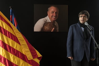 Carles Puigdemont, presidente de la Generalitat, dedica unas palabras para despedir a Cruyff.