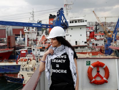 La activista propalestina Huwaida Arraf, este jueves a bordo del Akdeniz, un barco parte de la Flotilla de la Libertad, en Estambul.