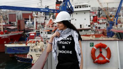 La activista propalestina Huwaida Arraf, este jueves a bordo del Akdeniz, un barco parte de la Flotilla de la Libertad, en Estambul.