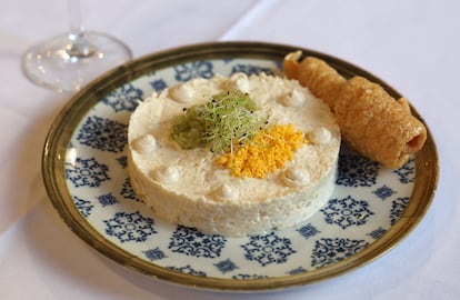 Ensaladilla de gambas y bonito en escabeche. 