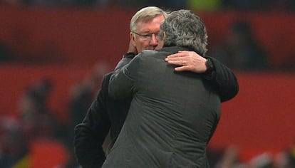 Ferguson y Mourinho en la banda de Old Trafford.