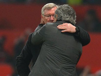 Ferguson y Mourinho en la banda de Old Trafford.