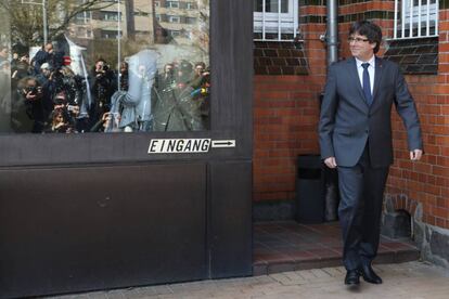 Carles Puigdemont abandona la cárcel alemana de Neumünster.