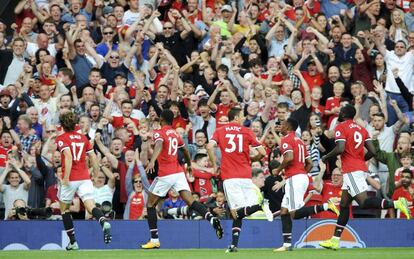 Futbolistas del Manchester United celebran un gol al Leicester en su tercer triunfo consecutivo.