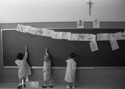 Varios alumnos en una clase de un colegio religioso de Madrid.