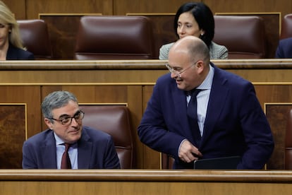 El portavoz del PP, Miguel Tellado (derecha), junto a su compañero José Vicente Marí Bosó, este martes en el pleno del Congreso.