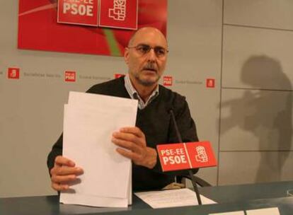 Rodolfo Ares, en su comparecencia de ayer en la sede del PSE de Bilbao.