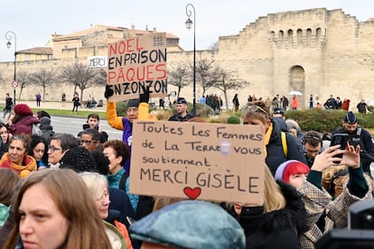 Decenas de personas se congregan en apoyo a Gsele Pelicot, este jueves en la entrada de los juzgados. 