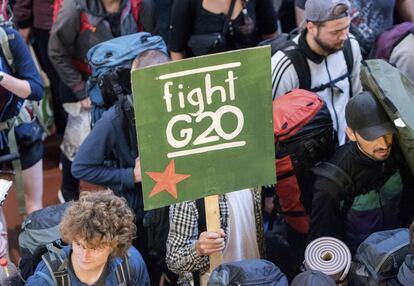 Un cartel que lee 'lucha G20' entre los pasajeros del tren especial de protesta 'ZuG20' en la estación central de Hamburgo.