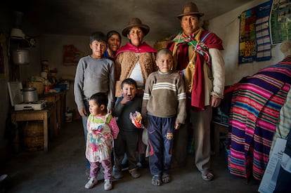 Familia beneficaria de las consultas médicas interculturales. Comunidad de Sica Sica.