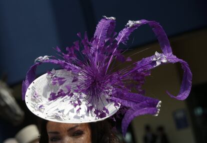 Una aficionada a las carreras de caballos luce una pamela a su llegada al primer día de competición de Ascot, en Inglaterra.