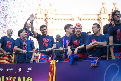 L'entrenador Luis Enrique saluda els aficionats.