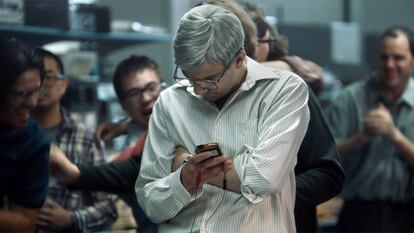 Mike Lazaridis (encarnado por Jay Baruchel), en una imagen de 'BlackBerry'.