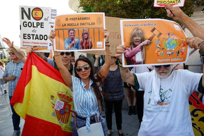 Varias personas se concentran contra Begoña Gómez y Pedro Sánchez ante los Juzgados de Plaza de Castilla el 5 de julio.