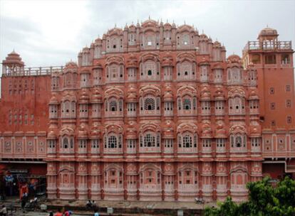 El Hawa Mahal o Palacio de los Vientos situado en Jaipur, la India.