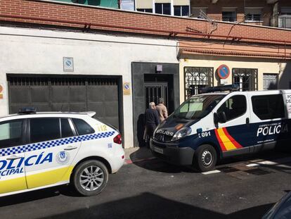 El portal de la calle San Ciriaco donde se ha producido la explosión.