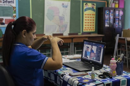 Luz Marina Giménez se compró una computadora en la pandemia y aprendió a usarla para poder dar clases a sus estudiantes de primer grado. Luego de 20 años de experiencia en las aulas, dice que lo que más extraña es el contacto con los niños. Varias veces les llevó las tareas impresas a los estudiantes que no tienen recursos para conectarse a internet.