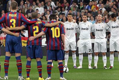 El Barcelona y el Real Madrid, poco antes de iniciar el clásico del pasado abril.