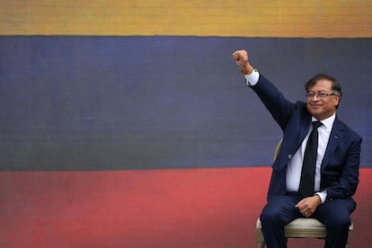 Gustavo Petro jura como el primer presidente de izquierda de Colombia, con planes de reformas profundas en un país acosado por la desigualdad económica y la violencia del narcotráfico.
