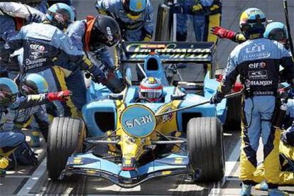 Fernando Alonso, durante una de sus paradas en <i>boxes.</i>
