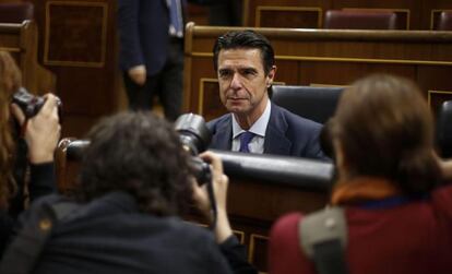 El ministro de Industria, Energía y Turismo, José Manuel Soria, a su llegada hoy al pleno del Congreso de los Diputados.