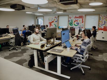 Trabajadores en las nuevas instalaciones de Google en Málaga, el 29 de noviembre.