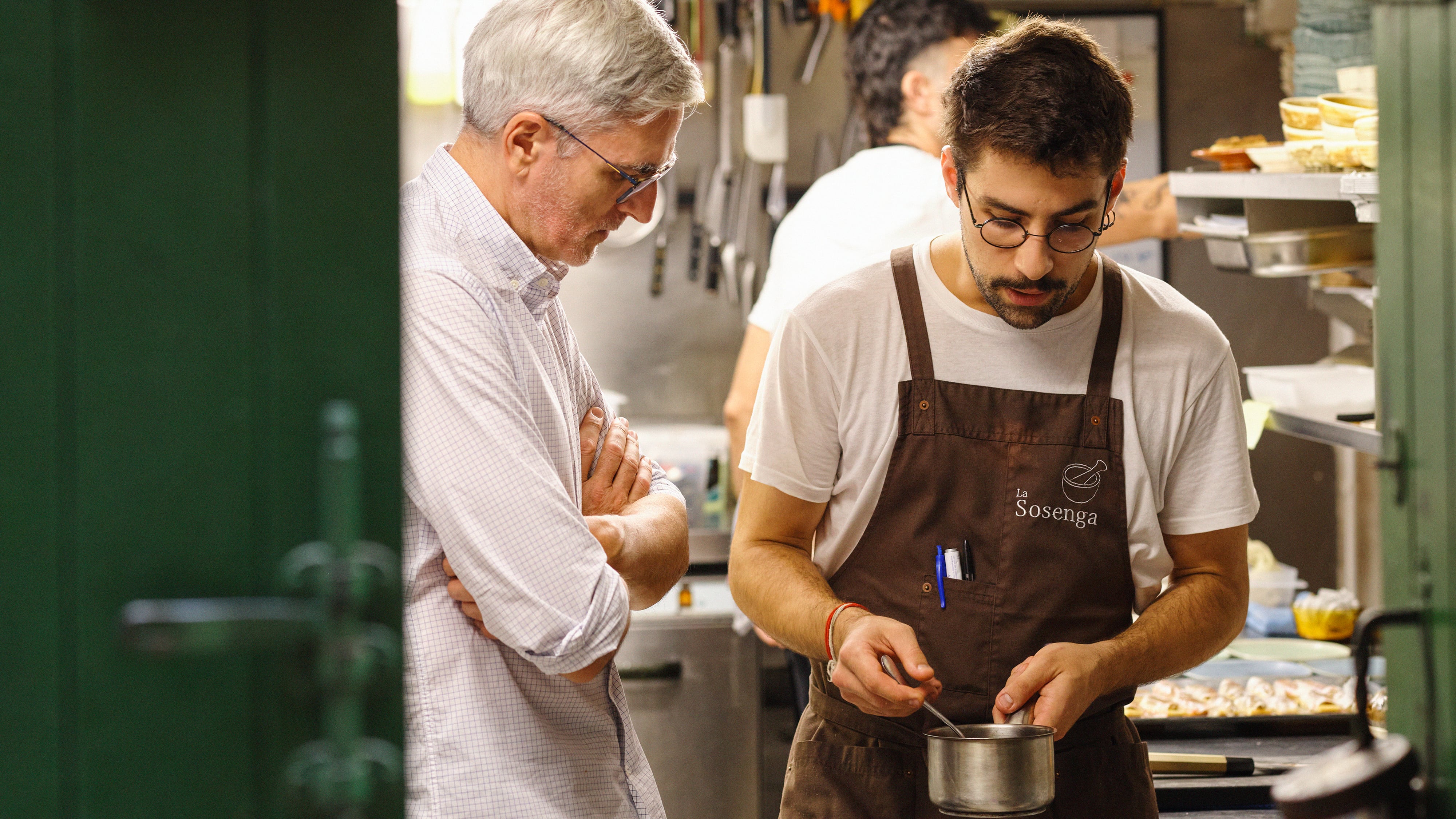 “Estamos en estado de emergencia total con la cocina casera”: Mikel López Iturriaga busca en Barcelona dónde está ahora el sabor de antes