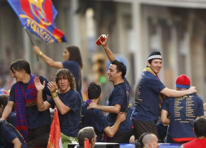 Los jugadores del barcelona en un autobús decapotable por las calles de la ciudad condal.
