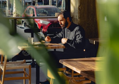 Un cliente, teletrabajando en la cafetería Loft.