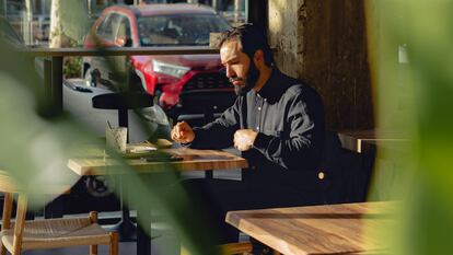 Un cliente, teletrabajando en la cafetería Loft.