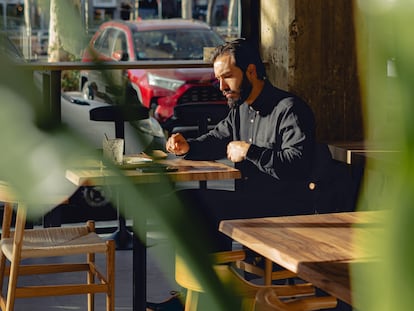 Un cliente, teletrabajando en la cafetería Loft.