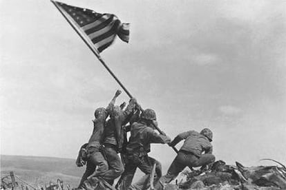 La toma de la isla japonesa de Iwo Jima por soldados estadounidenses, el 23 de febrero de 1945.