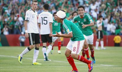 Julio Gómez celebra su gol, en 2011.